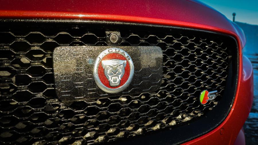Логотип Jaguar XE S AWD 2017 года  (NA) (фото 16 из 16)